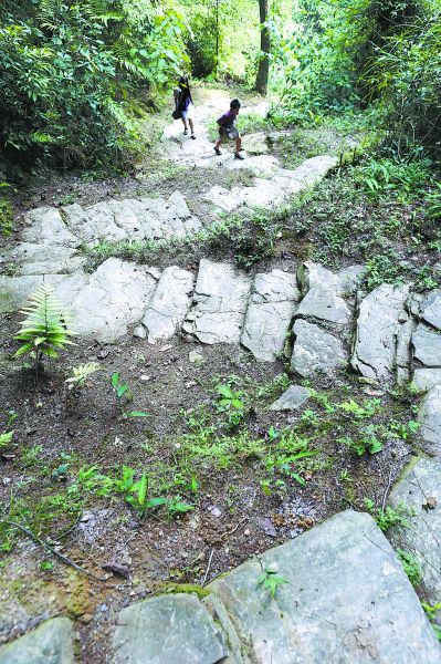 九道拐是唐崖土司城内通往外界的一条密道，修建在坡度接近45度角的贾家沟山坡上。